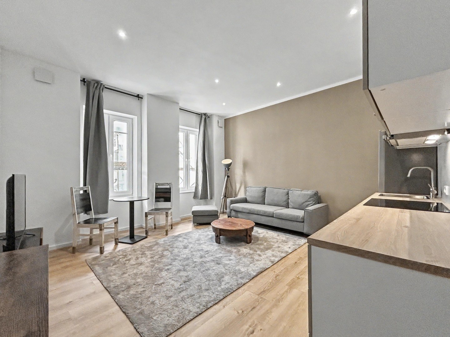 Exklusiv möbliert im Kunibertsviertel: kernsaniertes City-Apartment nahe Dom und Rhein