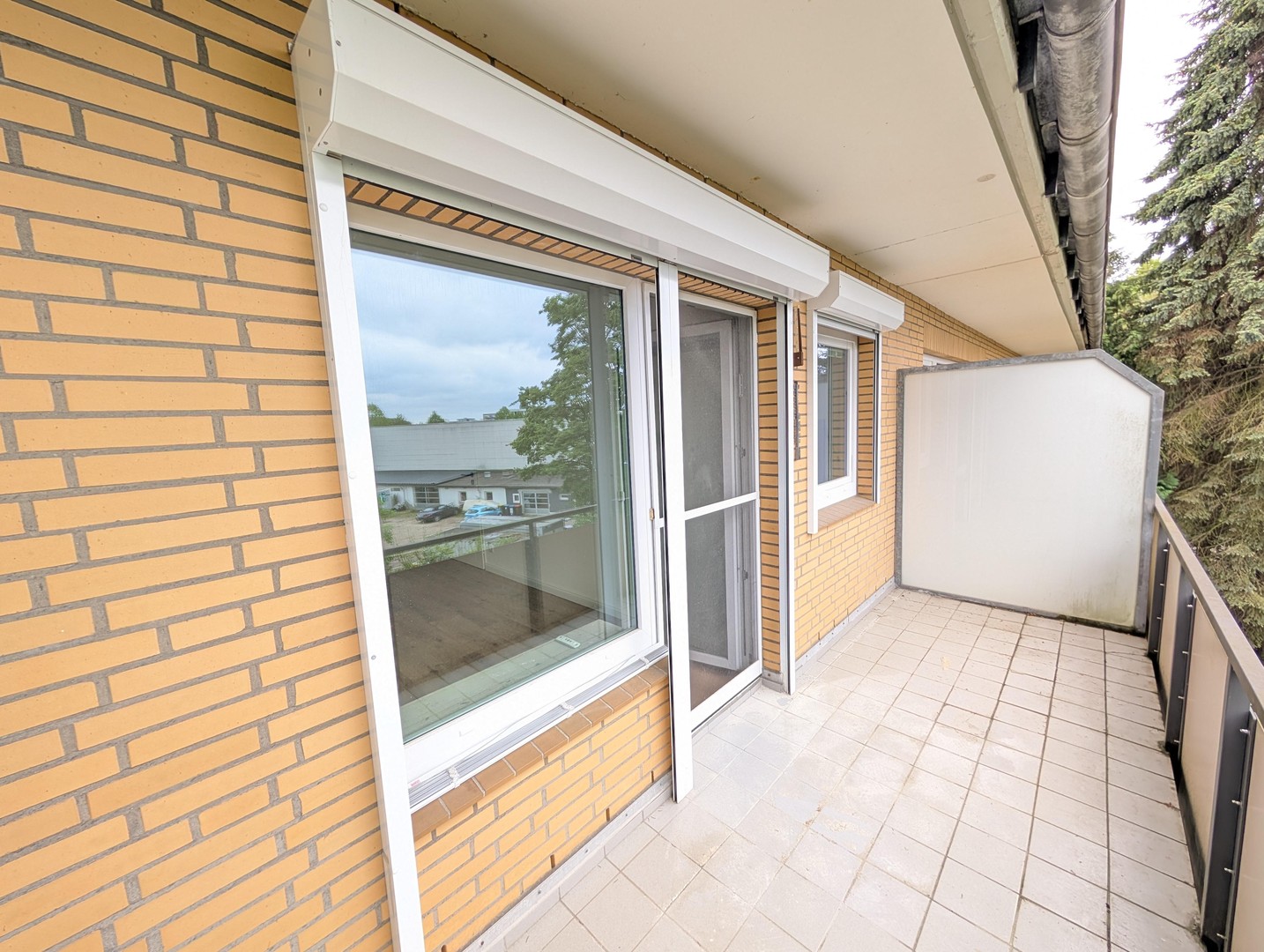 PROVISIONSFREI | Erstbezug nach Sanierung: 3-Zimmer-Wohnung mit 2 Balkonen & Tiefgaragenstellplatz – Hamburg – Vorschaubild 2