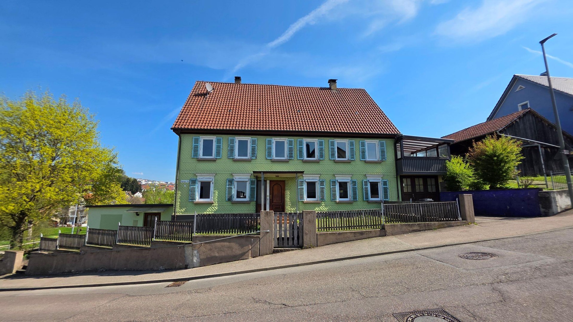 Großzügiges Wohn- und Geschäftshaus mit vielfältigen Aus- und Anbaumöglichkeiten – Rechberghausen – Bild 1 von 12