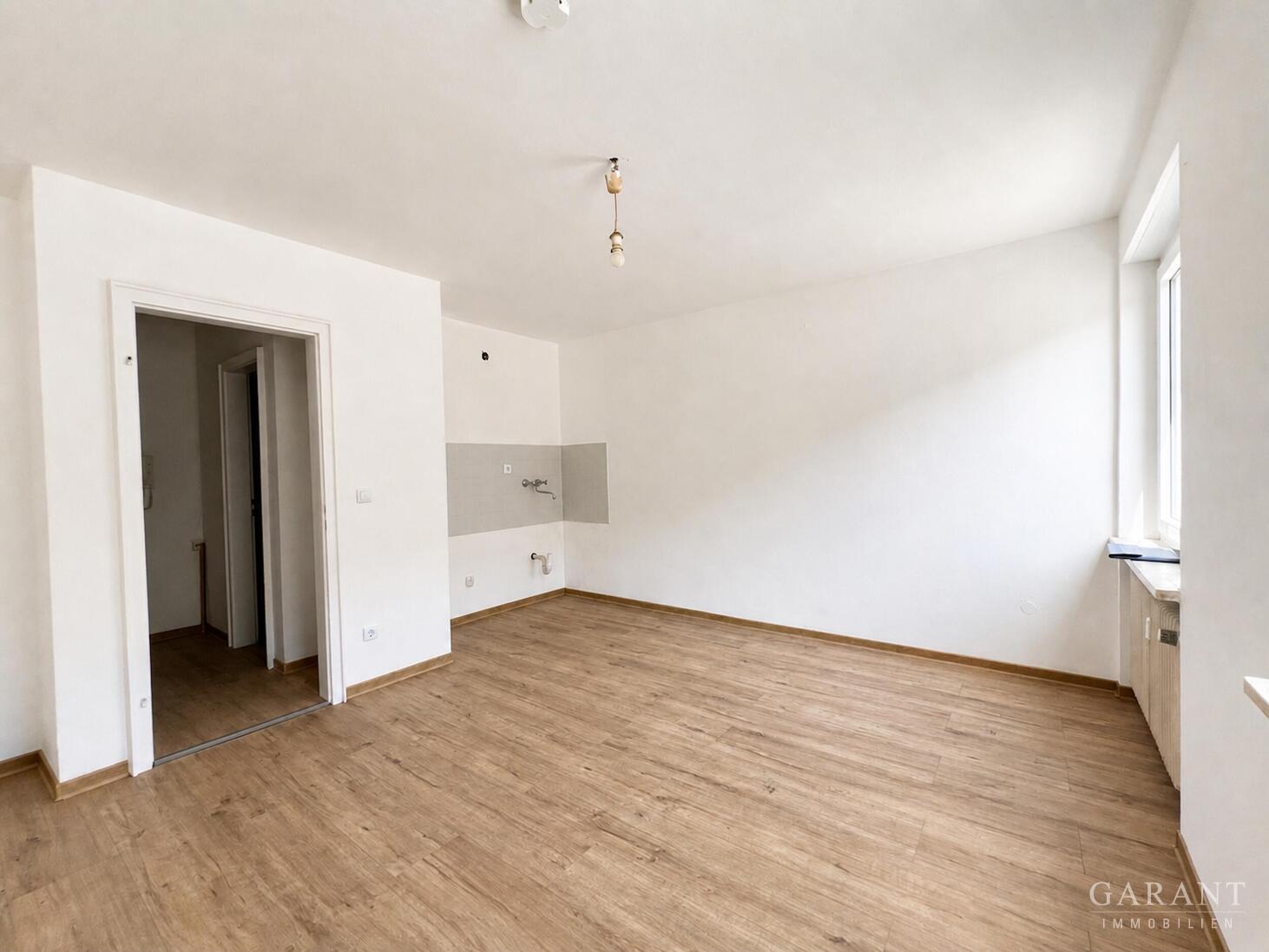Frisch sanierte 1 Zimmer-Wohnung mit Tiefgaragen-Stellplatz & Kellerabteil in München-Obergiesing – München – Vorschaubild 2