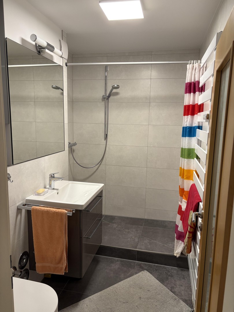 Hochwertig sanierte 2-Zimmer-Wohnung - Tiefgarage, ruhige Lage und Top-Anbindung in Milbertshofen – München – Vorschaubild 3