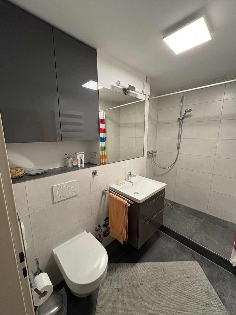 Hochwertig sanierte 2-Zimmer-Wohnung - Tiefgarage, ruhige Lage und Top-Anbindung in Milbertshofen – München – Vorschaubild 4