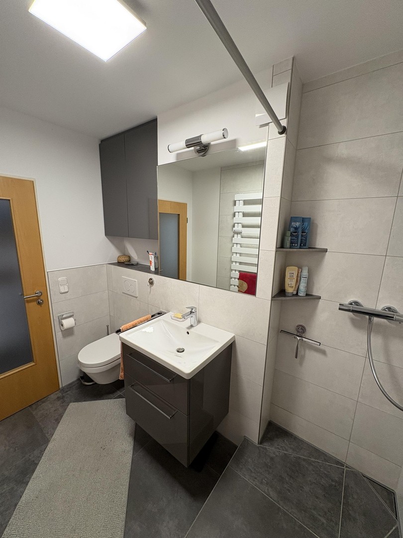 Hochwertig sanierte 2-Zimmer-Wohnung - Tiefgarage, ruhige Lage und Top-Anbindung in Milbertshofen – München – Vorschaubild 5