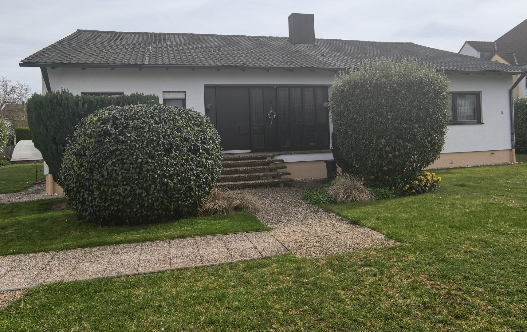 Gepflegtes Einfamilienhaus Bungalow im Einzugsgebiet von Regensburg – Obertraubling – Bild 1 von 18