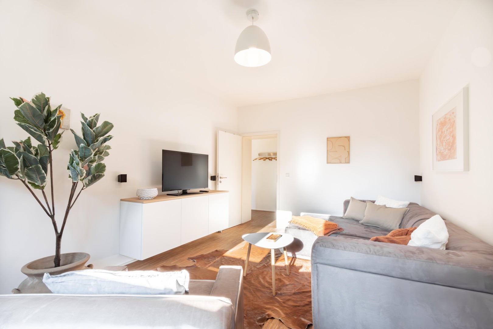 Medienhafen-möblierte Wohnung in ruhiger Lage mit Sonnenbalkon – Düsseldorf – Vorschaubild 4