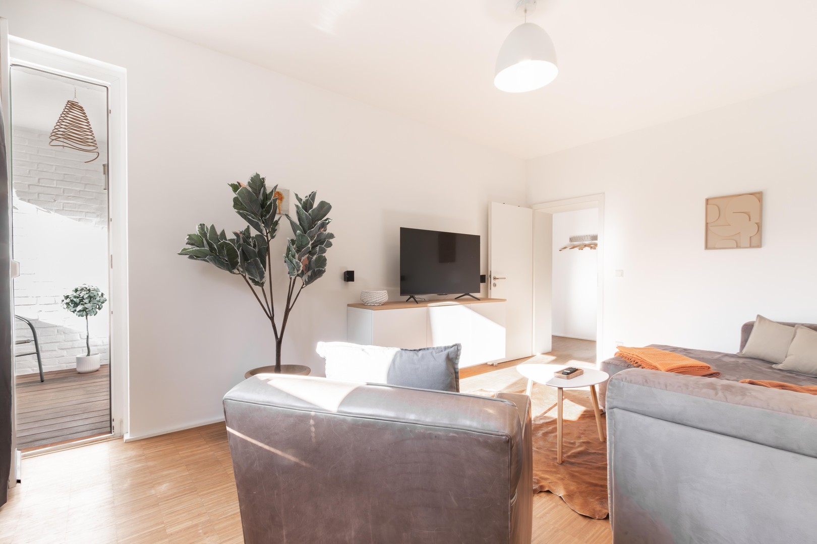 Medienhafen-möblierte Wohnung in ruhiger Lage mit Sonnenbalkon – Düsseldorf – Vorschaubild 5