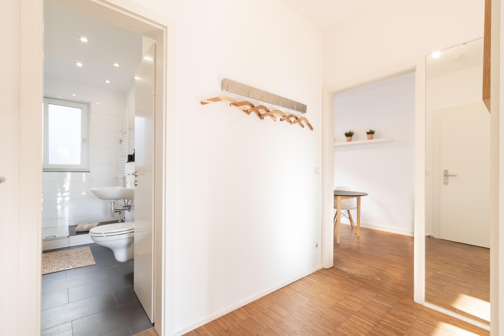 Medienhafen-möblierte Wohnung in ruhiger Lage mit Sonnenbalkon – Düsseldorf – Vorschaubild 16