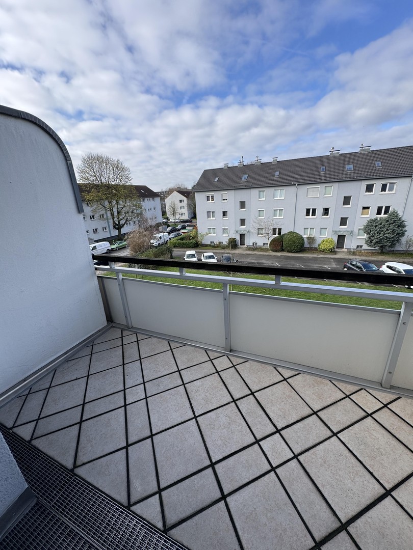 Möblierte 3-Zimmer-Wohnung mit Balkon & Parkplatz – Düsseldorf – Vorschaubild 2