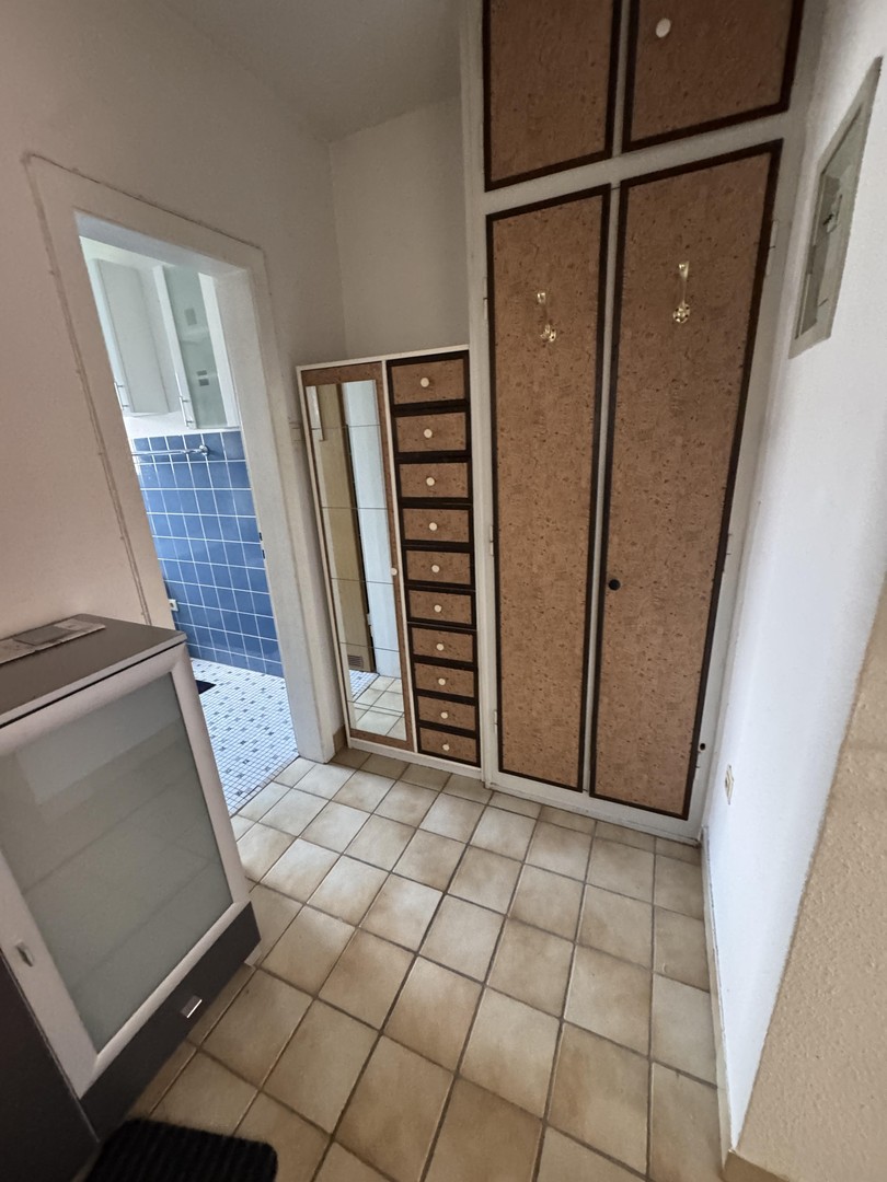 Möblierte 3-Zimmer-Wohnung mit Balkon & Parkplatz – Düsseldorf – Vorschaubild 4