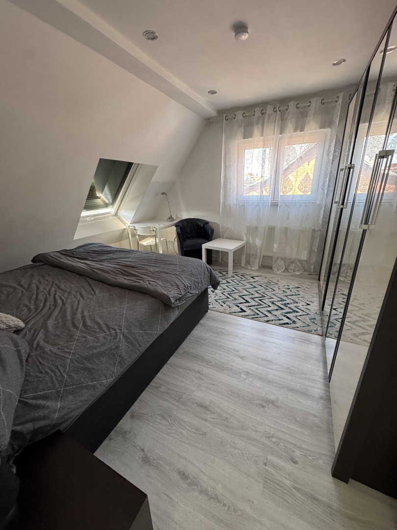 Möblierte 3-Zimmer-Wohnung mit Balkon und kostenlosen Parkplätzen – Düsseldorf – Vorschaubild 2