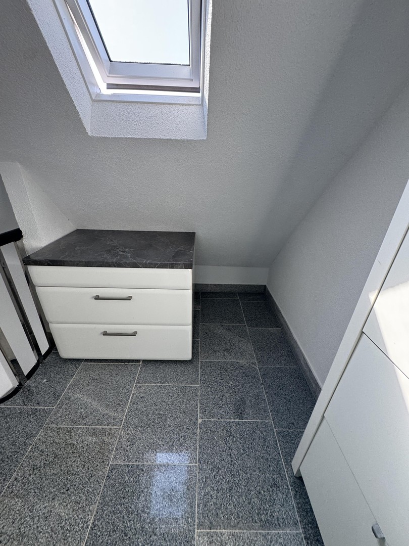 Möblierte 3-Zimmer-Wohnung mit Balkon und kostenlosen Parkplätzen – Düsseldorf – Vorschaubild 3