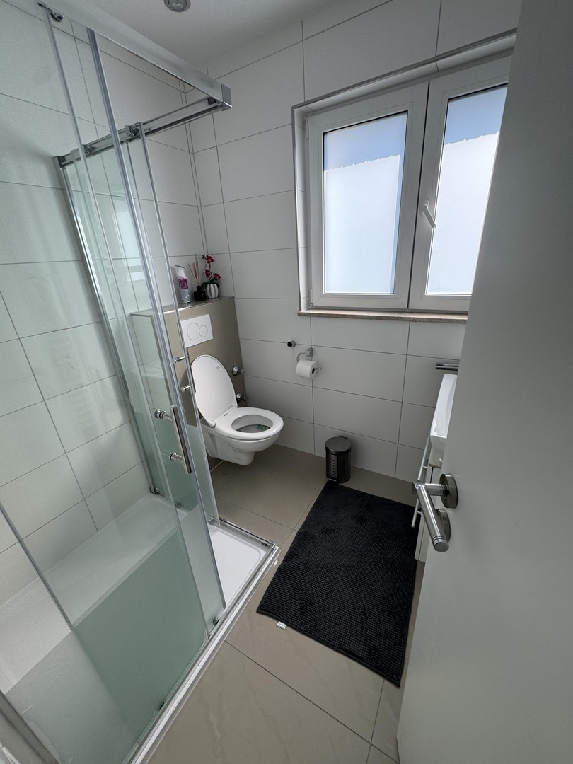 Möblierte 3-Zimmer-Wohnung mit Balkon und kostenlosen Parkplätzen – Düsseldorf – Vorschaubild 16