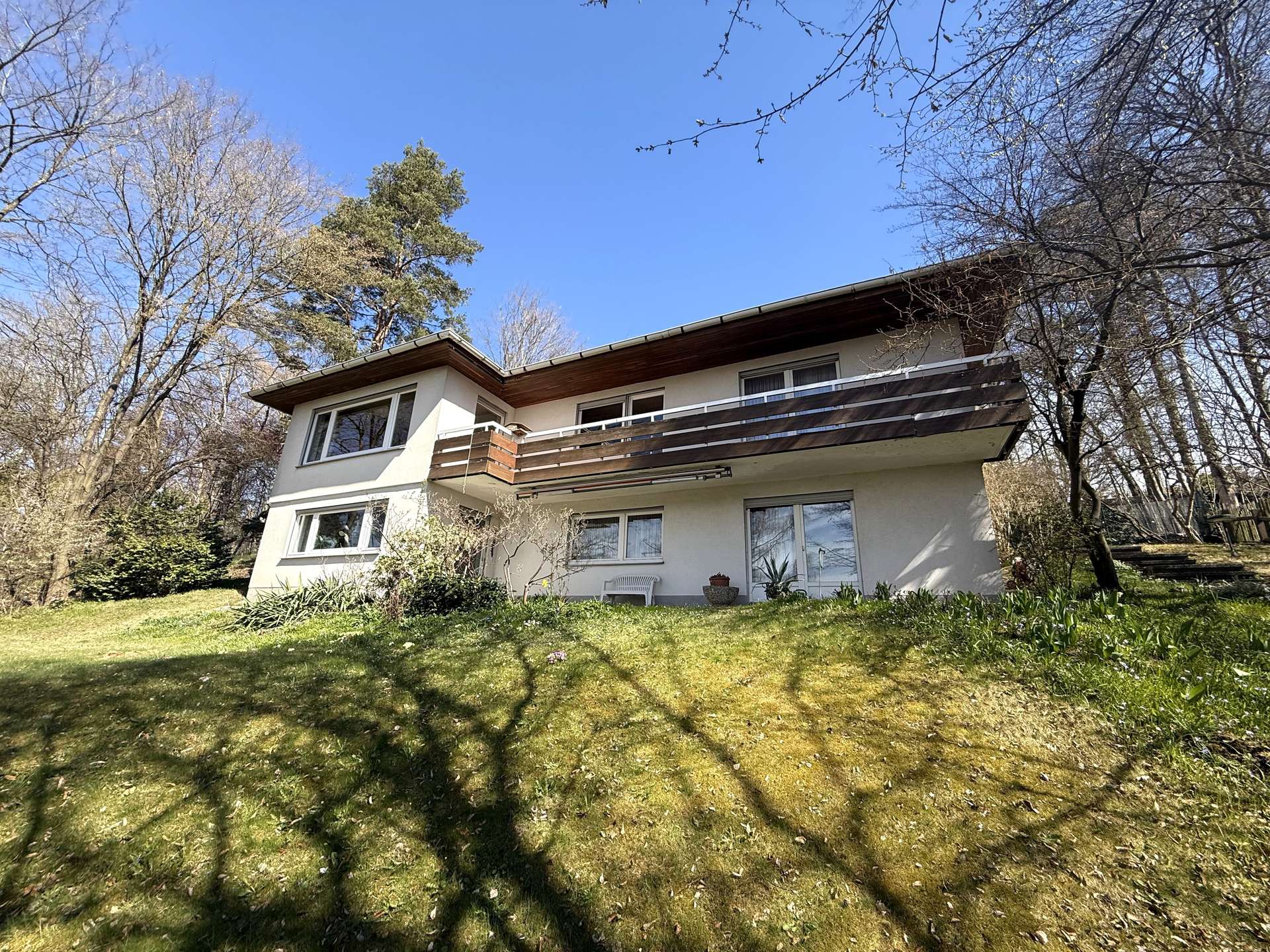 Hof-Bestlage: Einfamilienhaus mit großem Grundstück – Hof – Vorschaubild 2