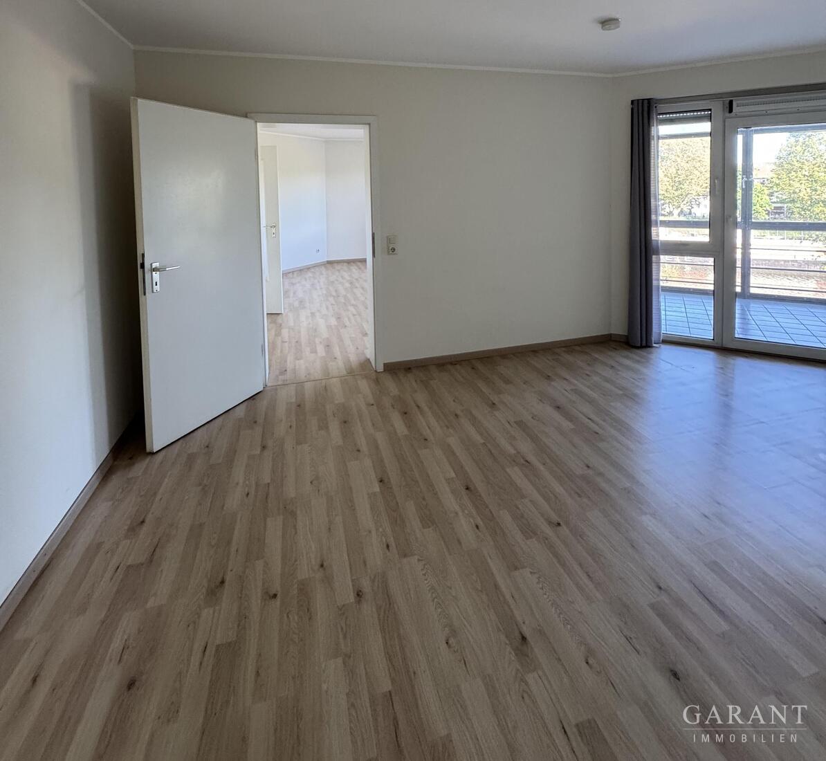 2 Zimmer-Wohnung mit Aufzug, Wintergarten, Tiefgaragenplatz und Blick zum Neckar + Fernsehturm – Stuttgart – Vorschaubild 4