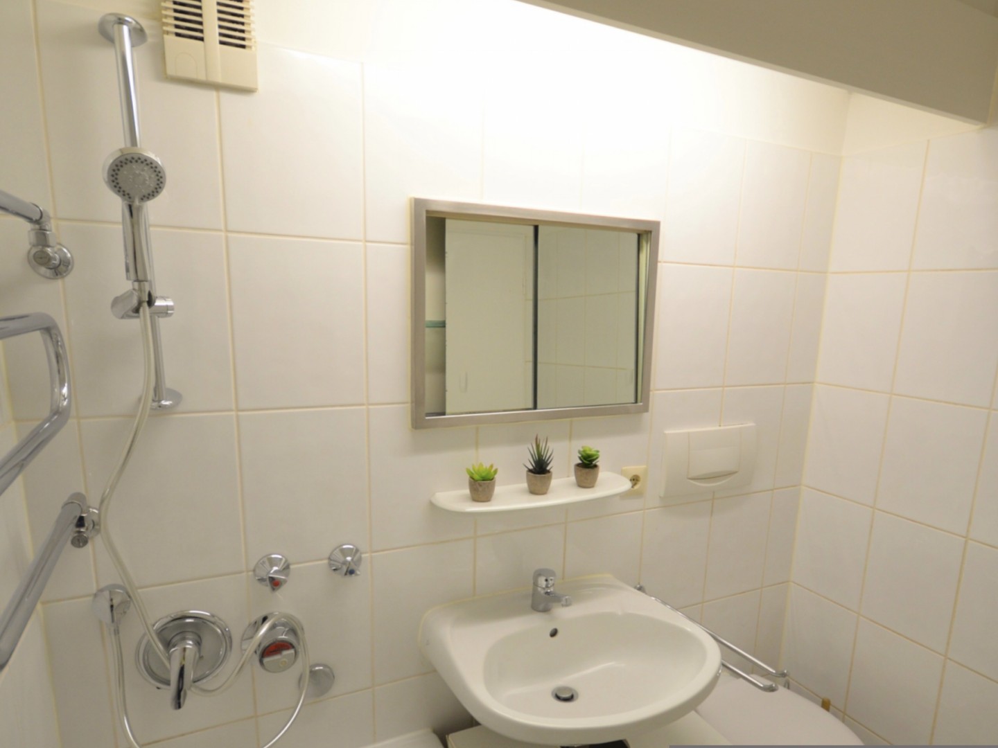 Eine schöne 1-Zi.-Wohnung mit toller Aussicht in der Nähe der U-Bahn von Privat – München – Vorschaubild 15