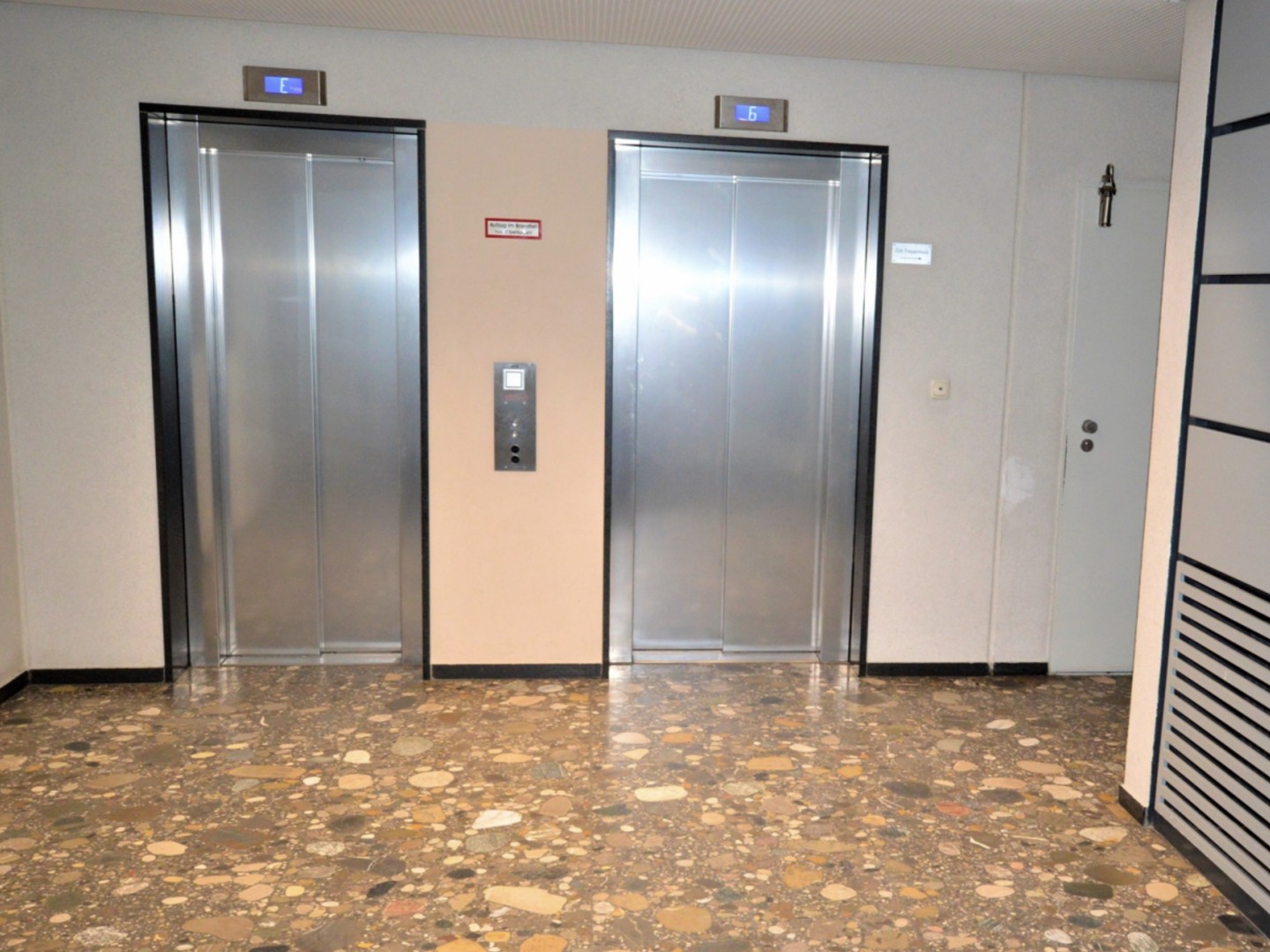 Eine schöne 1-Zi.-Wohnung mit toller Aussicht in der Nähe der U-Bahn von Privat – München – Vorschaubild 16