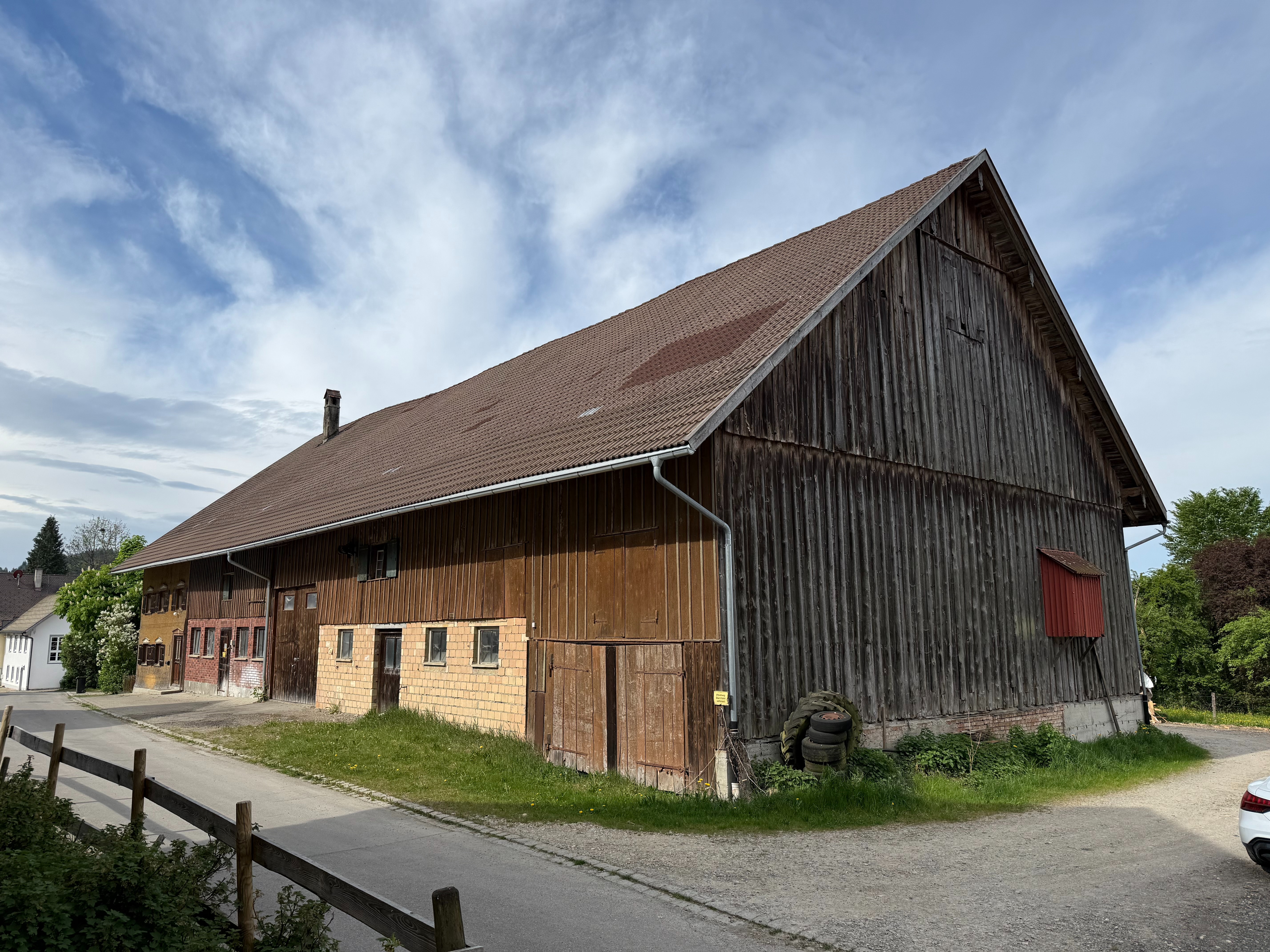Sanierungsbedürftiges Bauernhaus in einem Teilort von Isny * 900 m² Wohn- und Nutzfläche * – Isny im Allgäu – Vorschaubild 2