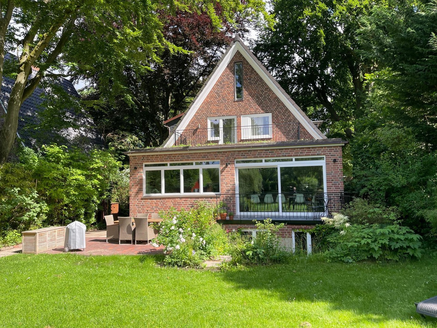 Charmantes Einfamilienhaus mit großem Südgarten in Groß Flottbek