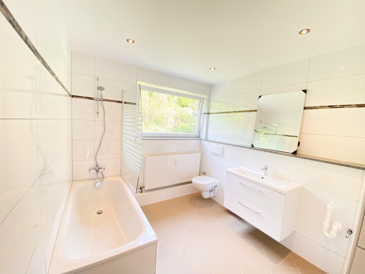 Top Wohnung Balkon EBK Unterbachersee! – Düsseldorf – Vorschaubild 2