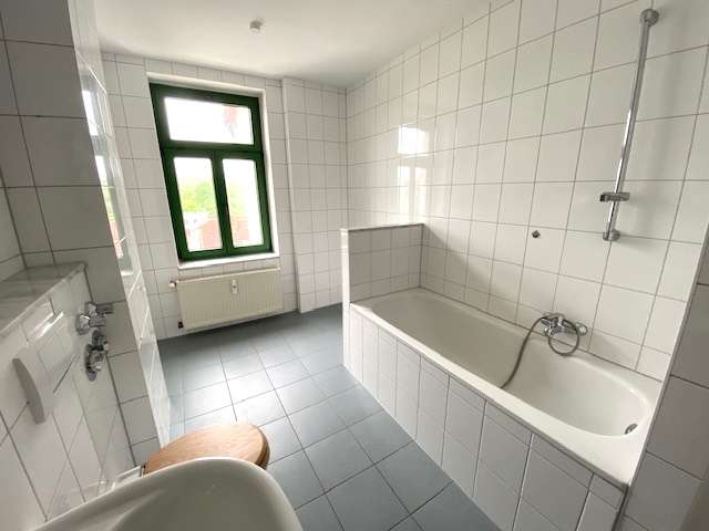 2-Zimmer-Whg - große Küche, Laminat, Badewanne - sehr schöne Lage, direkt am Auenwald – Leipzig – Vorschaubild 3