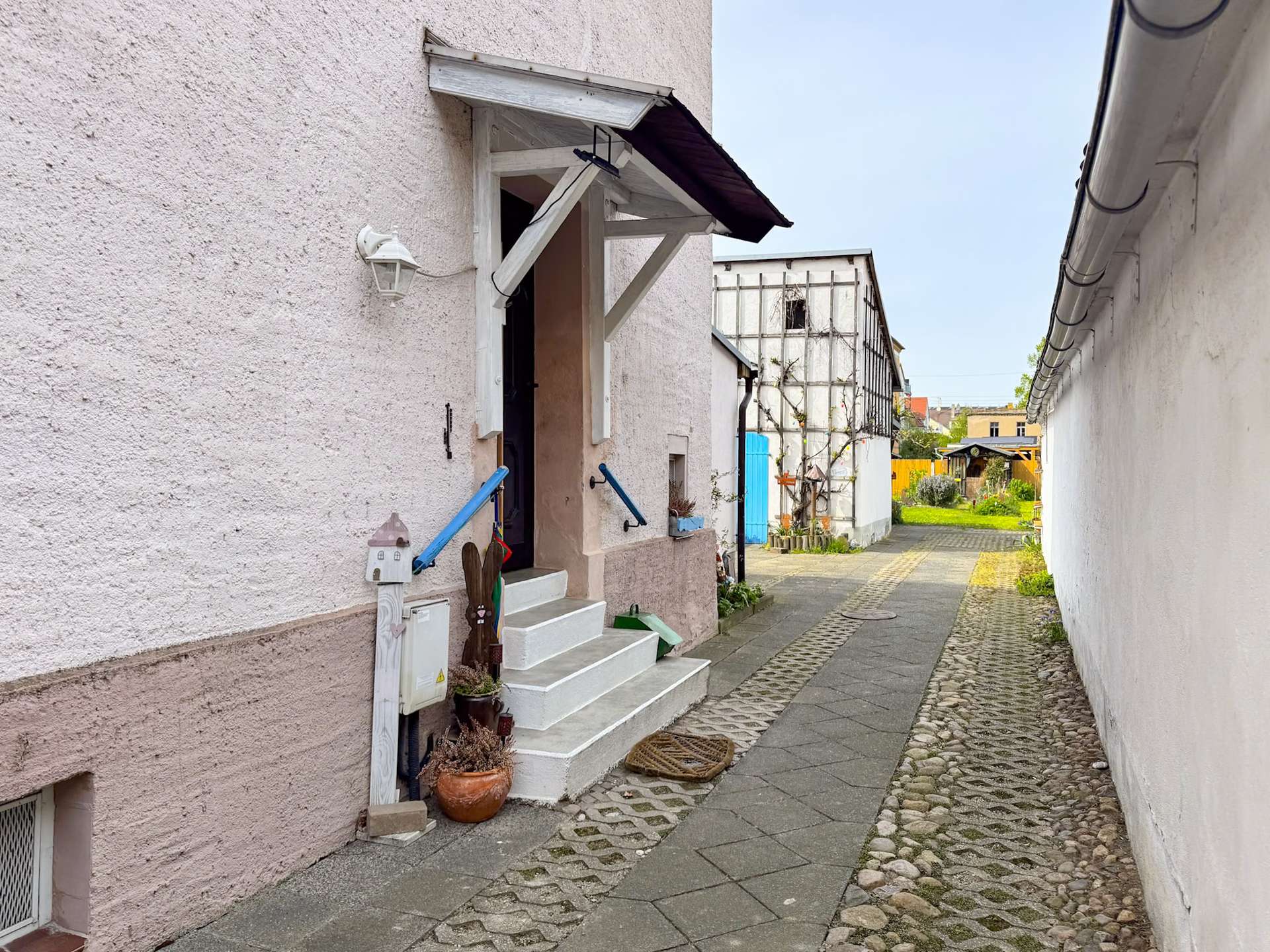 Charmantes Ein- oder Mehrfamilienhaus! Heizung aus 2024 | Kamin | liebevoll angelegter Garten – Borsdorf – Vorschaubild 2