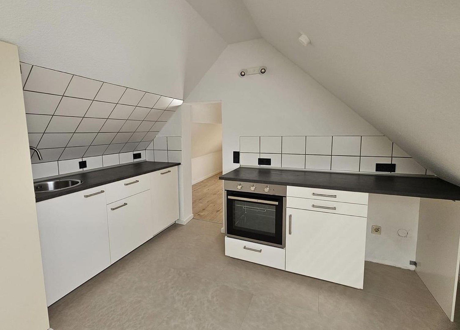 Stilvolle Dachgeschosswohnung mit 2 Zimmern in ruhiger Umgebung – Gießen – Vorschaubild 2