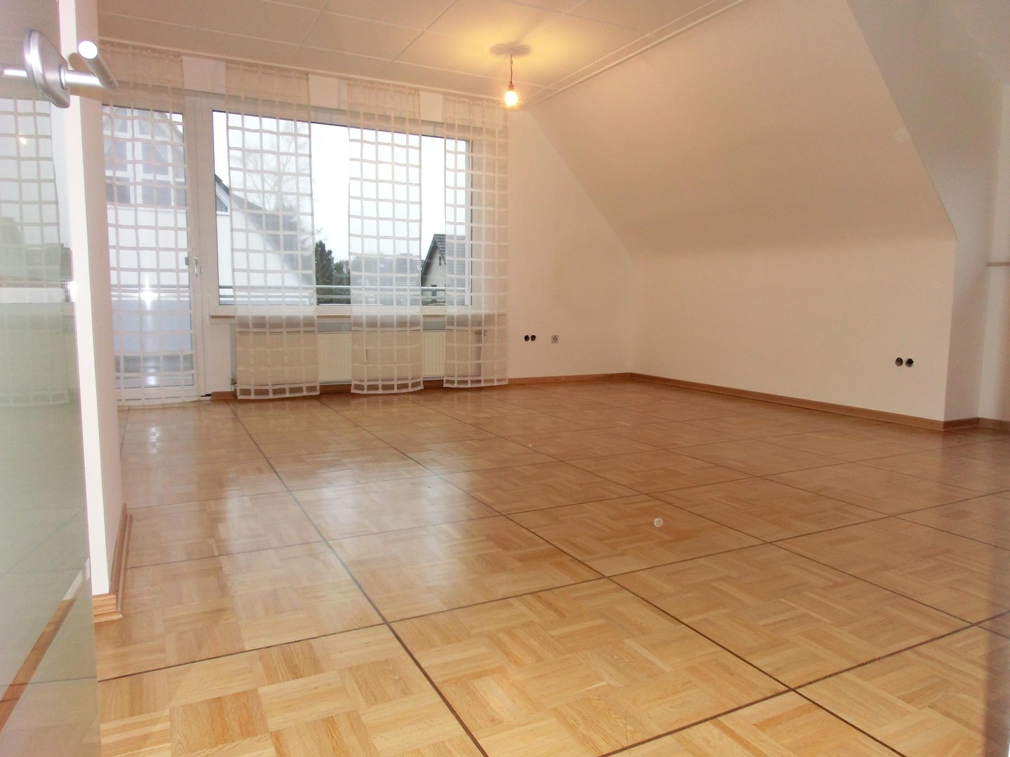 Lichtdurchflutete 2-Zimmer-Wohnung mit Einbauküche in 2-Familienhaus – Köln – Vorschaubild 2