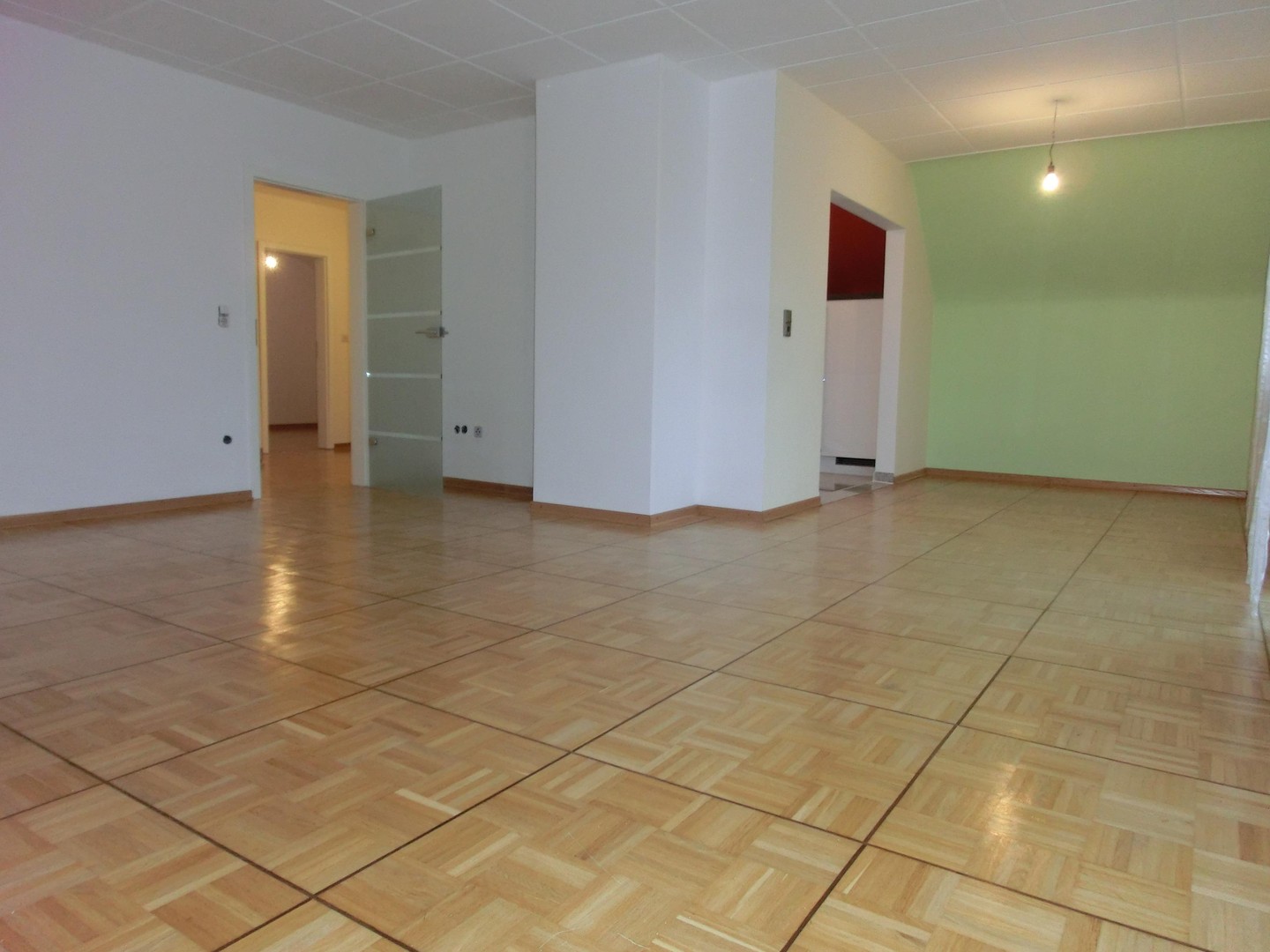 Lichtdurchflutete 2-Zimmer-Wohnung mit Einbauküche in 2-Familienhaus – Köln – Vorschaubild 3