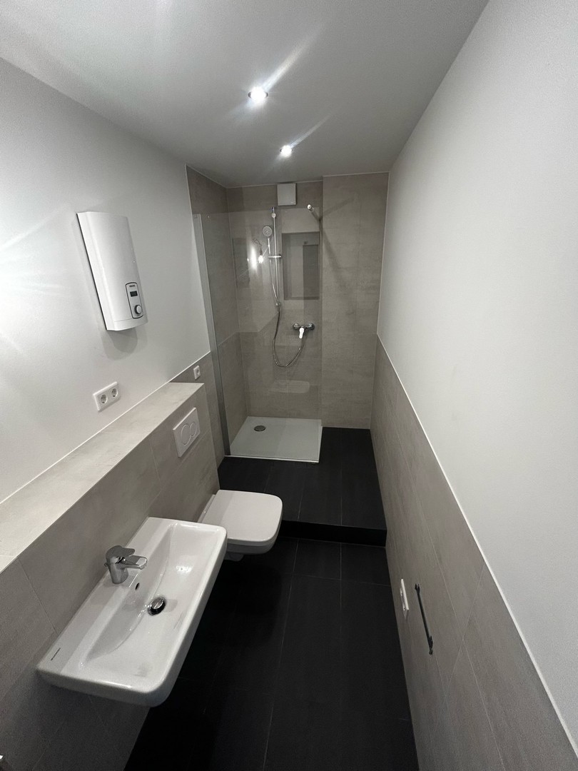 Umfangreich sanierte, helle Wohnung mit Balkon (EK,Waschmaschine,Keller)