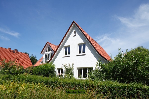 Freistehendes Einfamilienhaus nebst Garage