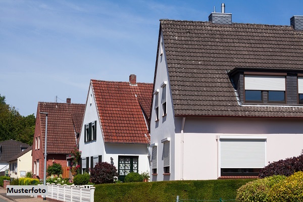 2-Familien-Doppelhaushälfte nebst Terrasse und Doppelcarport