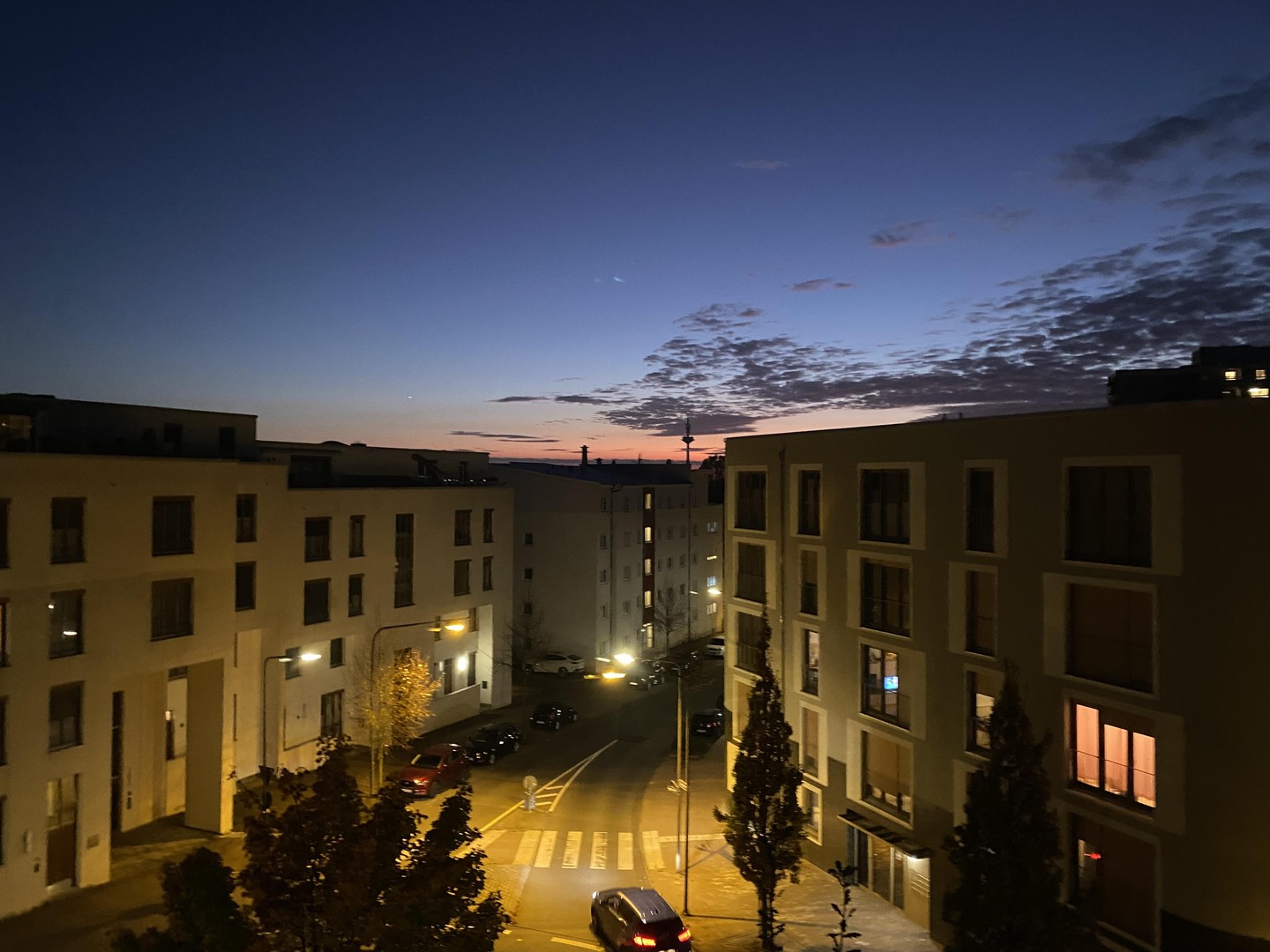 Sonnige Penthousewohnung mit Küche - 3 ZKB mit Terrasse, Keller und 2 x Stellplatz – Frankfurt – Vorschaubild 2