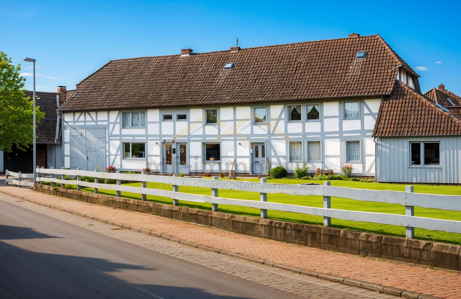Mehrfamilienhaus mit 5 Wohnungen, mit Potenzial zur Aufteilung – Lehre – Bild 1 von 13