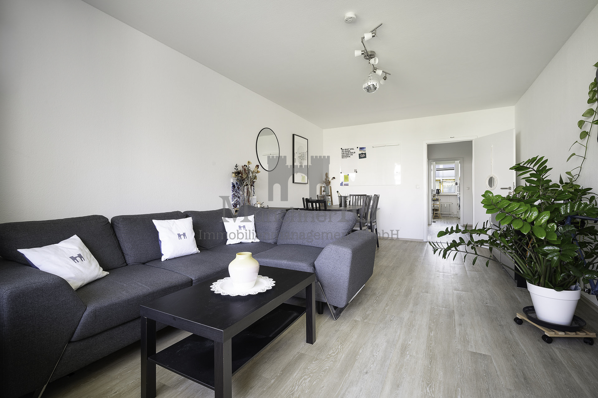 Münchner IG: Traumwohnung mit Swimming Pool & 1.500 qm großen Garten in begehrter Lage! – München – Vorschaubild 4