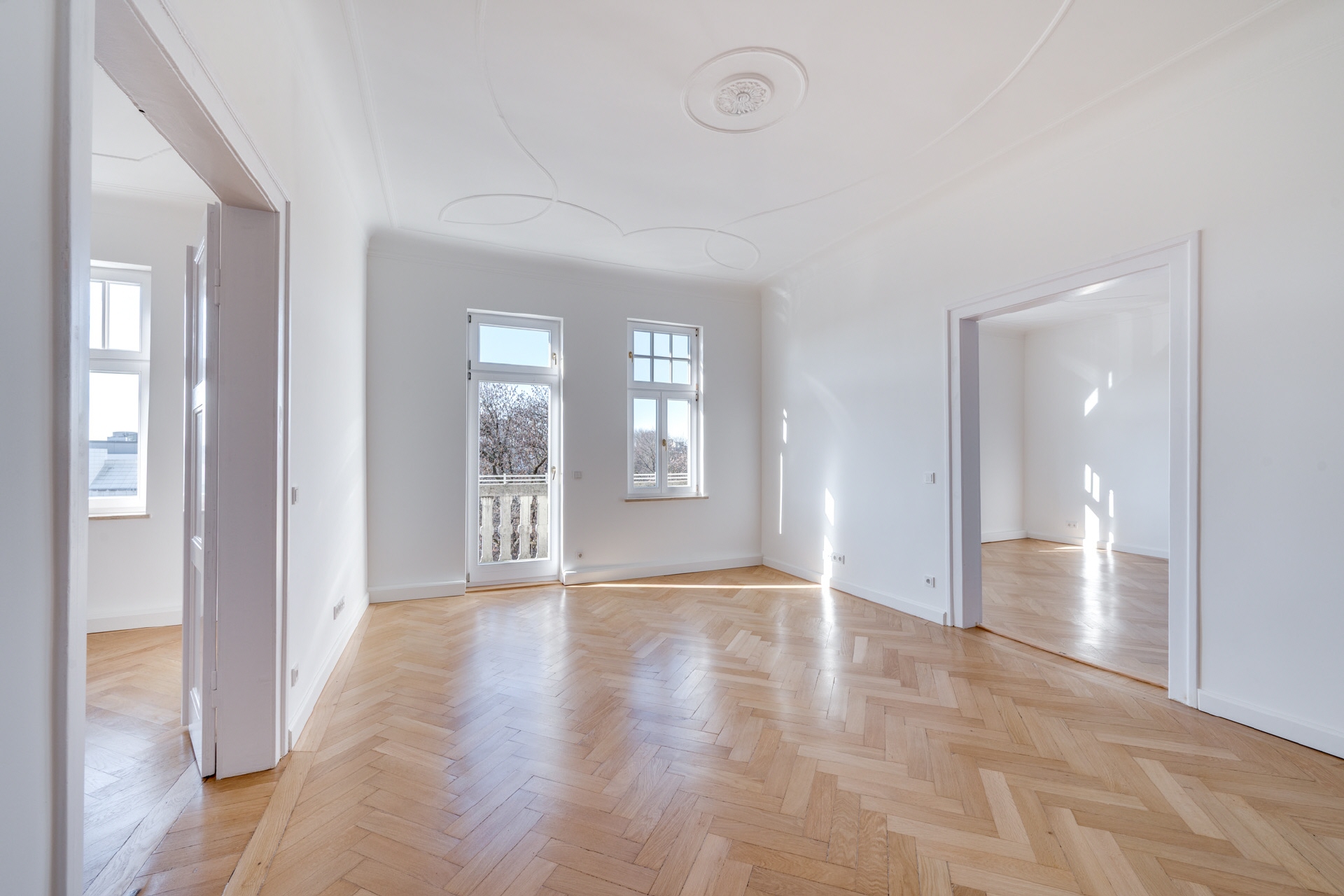Parkblick hinter dem Prinzregententheater - Eleganter Altbau mit Stuck, edlem Parkett & hohen Decken – München – Vorschaubild 2
