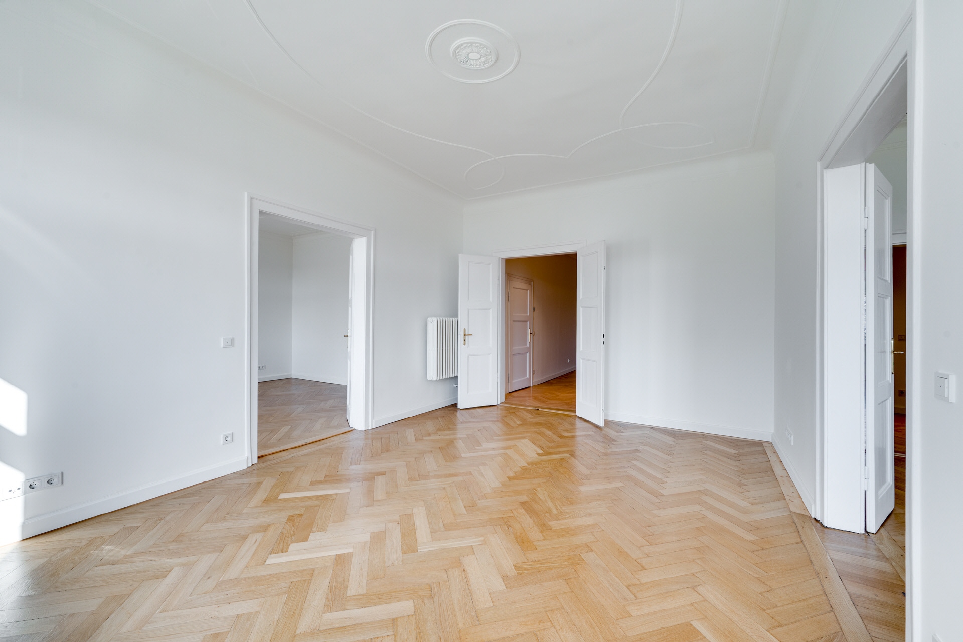 Parkblick hinter dem Prinzregententheater - Eleganter Altbau mit Stuck, edlem Parkett & hohen Decken – München – Vorschaubild 3