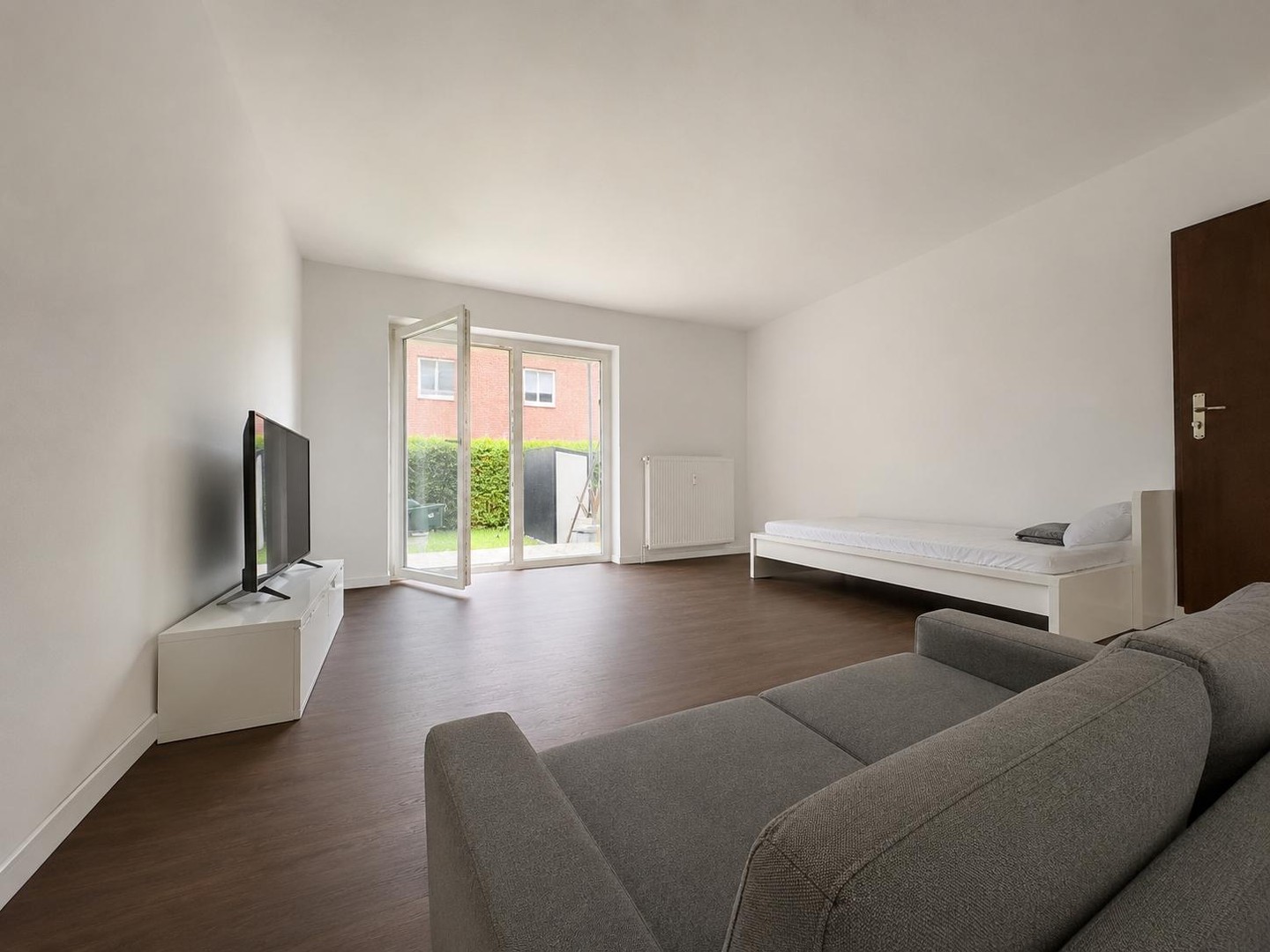 Frisch renovierte & voll möblierte 1-Zimmer-Wohnung mit Terrasse in Lehrte-Hämelerwald