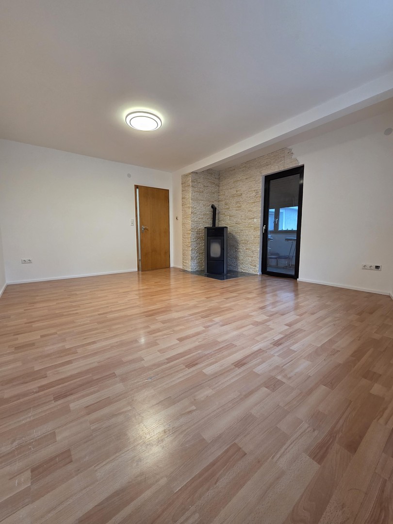 Großzügige, frisch renovierte Maisonette-Wohnung mit 5 Zimmern, 3 Bädern & Balkon