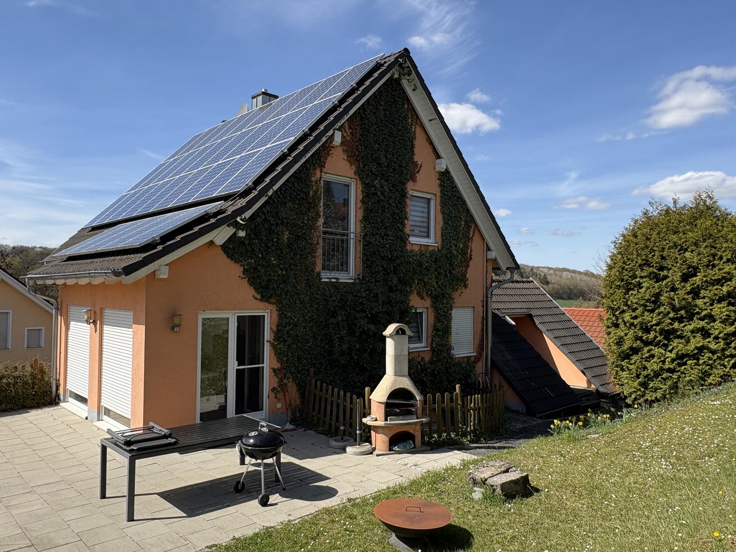Modernes, massives Einfamilienhaus mit Einliegerwohnung courtagefrei in Kirchheim bei Würzburg – Kirchheim – Bild 1 von 30