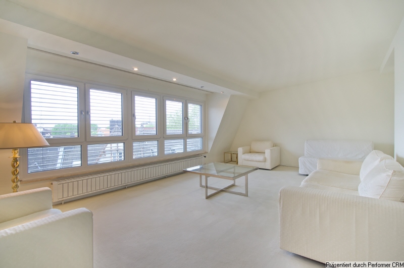 Im Herzen von Düsseldorf Oberkassel: Großzügige, möblierte 2-Zimmer-Wohnung im 5. OG mit Aufzug