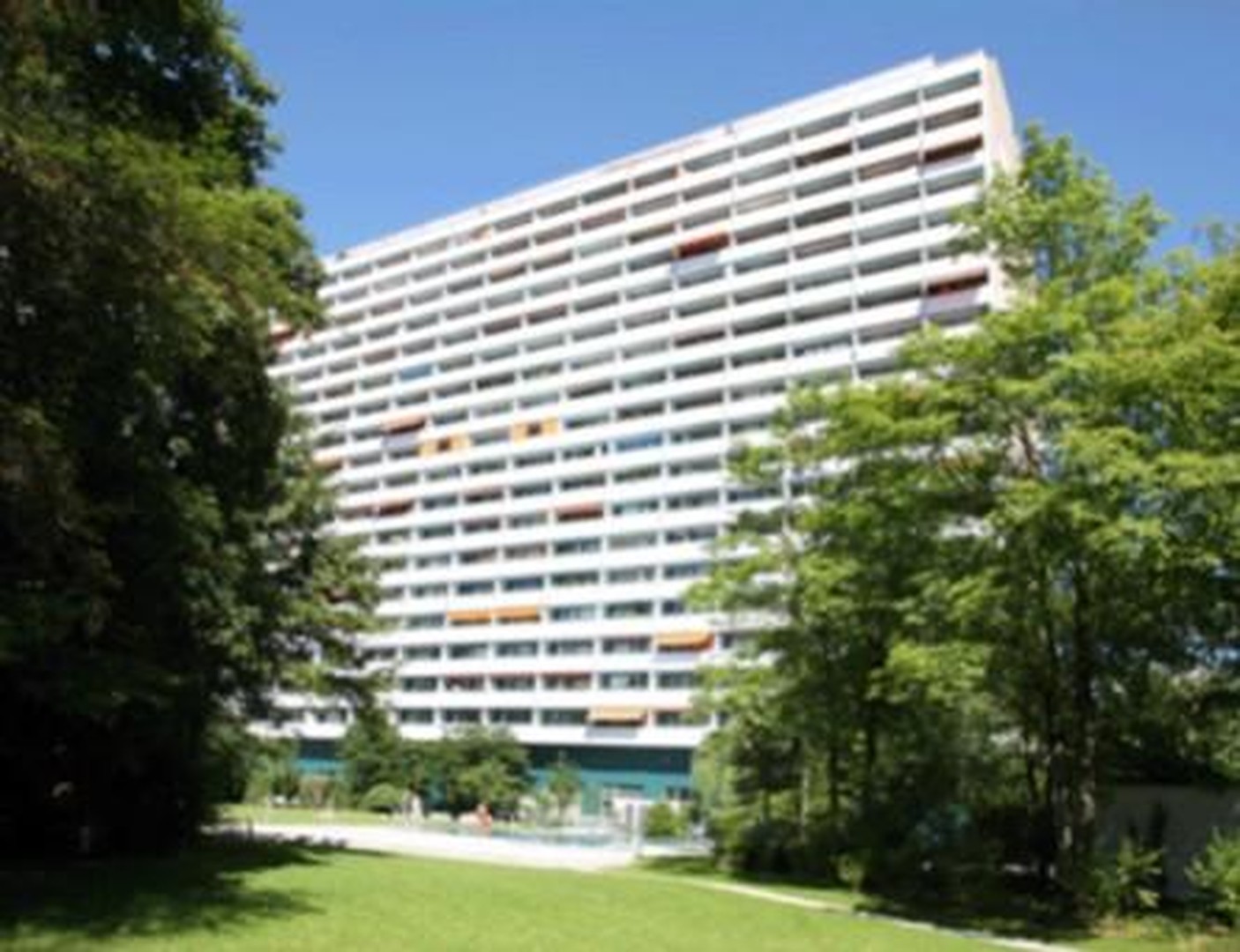 München-Solln - Apartment mit sonnigem Balkon, Wellnessbereich und Tierfaragenstellplatz