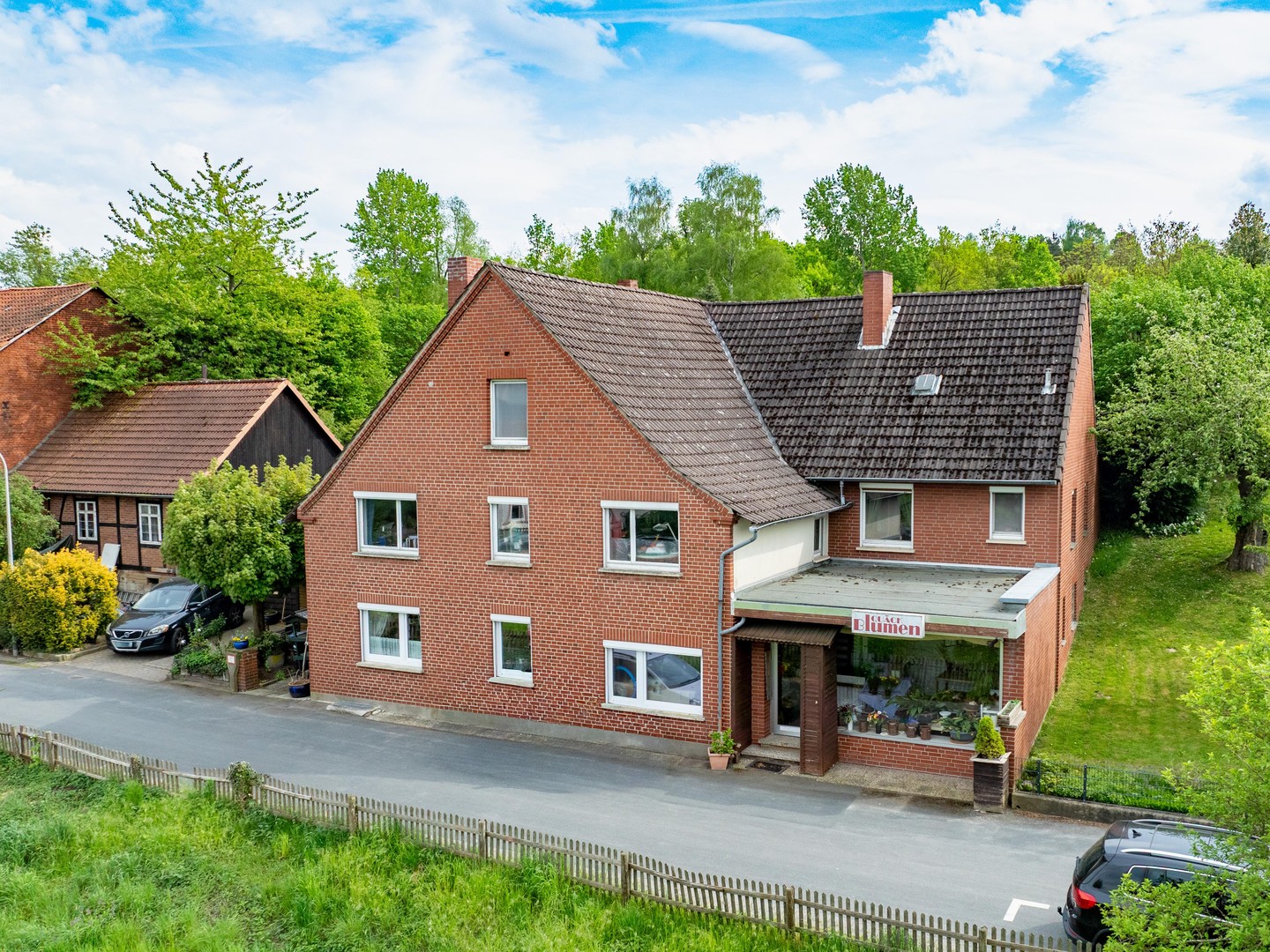 Großzügiges Anwesen mit Wohnhaus, Gewerbe und Werkstatt in Rinteln-Möllenbeck – Rinteln – Bild 1 von 14
