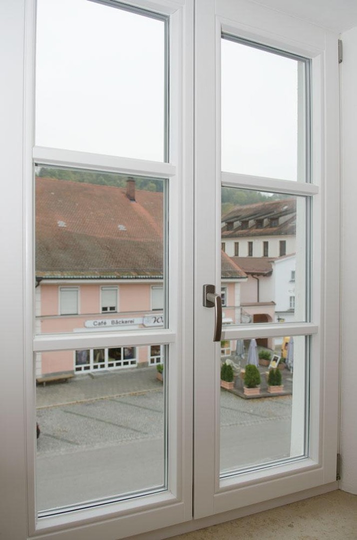 Schöne renovierte 2-Zi-Altbauwohnung, Küche mit EBK in Bogen Zentrum – Bogen – Vorschaubild 5