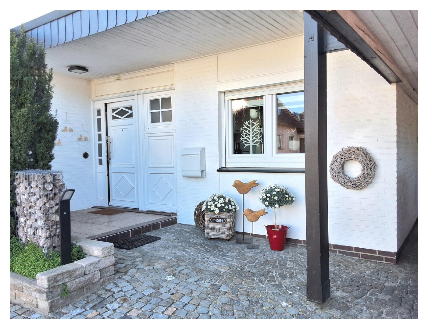 Flachdachbungalow (Reihenendhaus) auf 546 qm Grundstück mit zwei Bädern, Garage und Carport