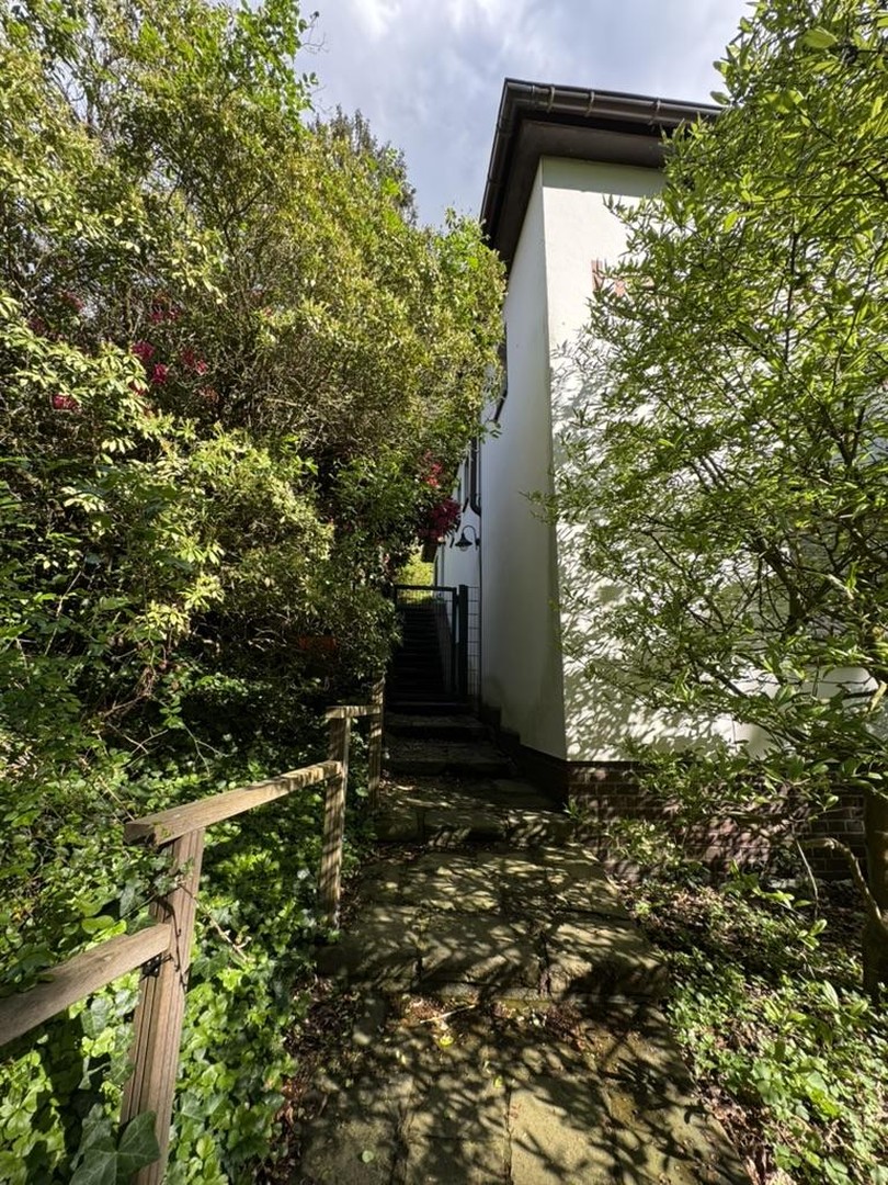 Freistehendes Einfamilienhaus mit Einliegerwohnung in Bergerhausen – Essen – Vorschaubild 2