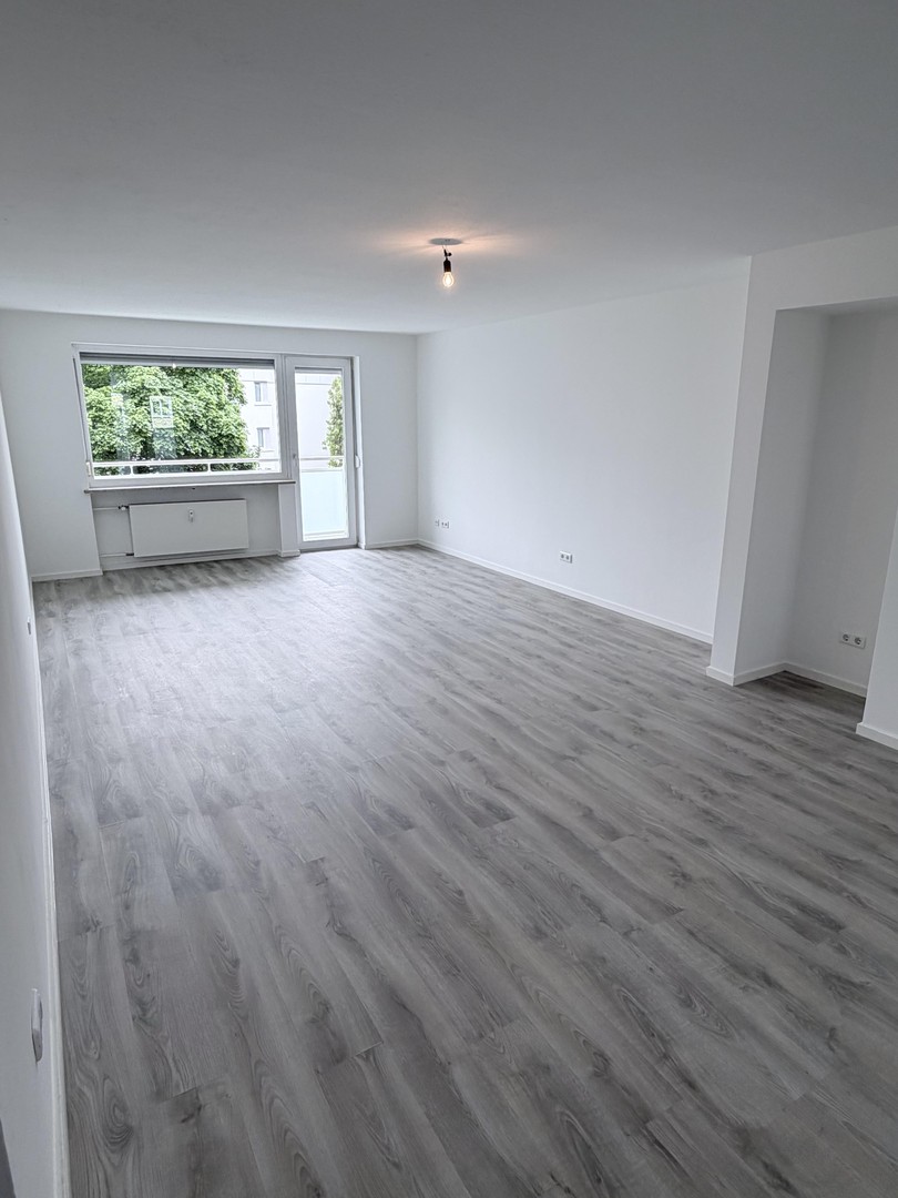 Lichtdurchflutete 3 Zimmer Wohnung in München-Moosach mit Balkon,Loggia &Moderner Sanierung – München – Bild 1 von 12