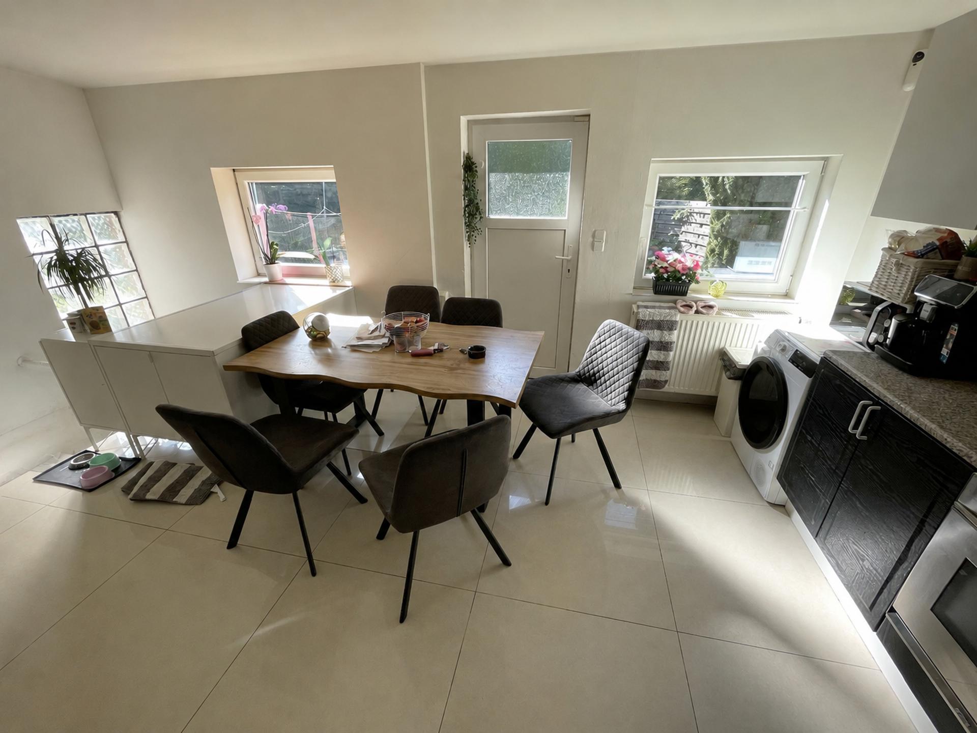 Teilmodernisiertes Siedlungshaus mit großem Garten und Garage