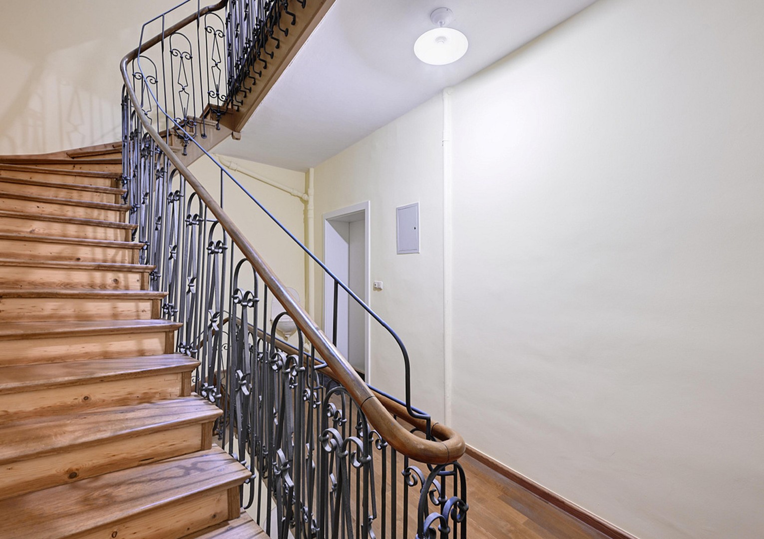 Prachtjuwel! Seltene Gelegenheit für einen Altbau in Top-Lage von Maxvorstadt – München – Vorschaubild 2