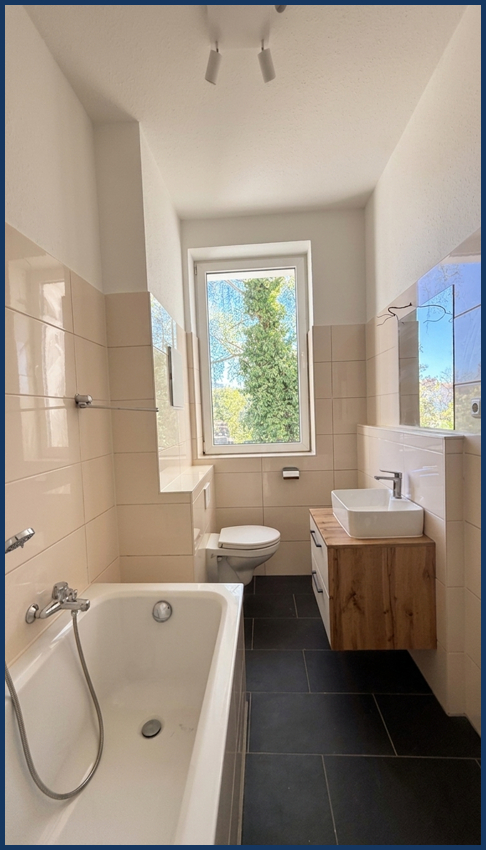 Moderne Traumwohnung mit Design-Einbauküche, Badewanne & großen Fensterflächen - perfekt für Singles