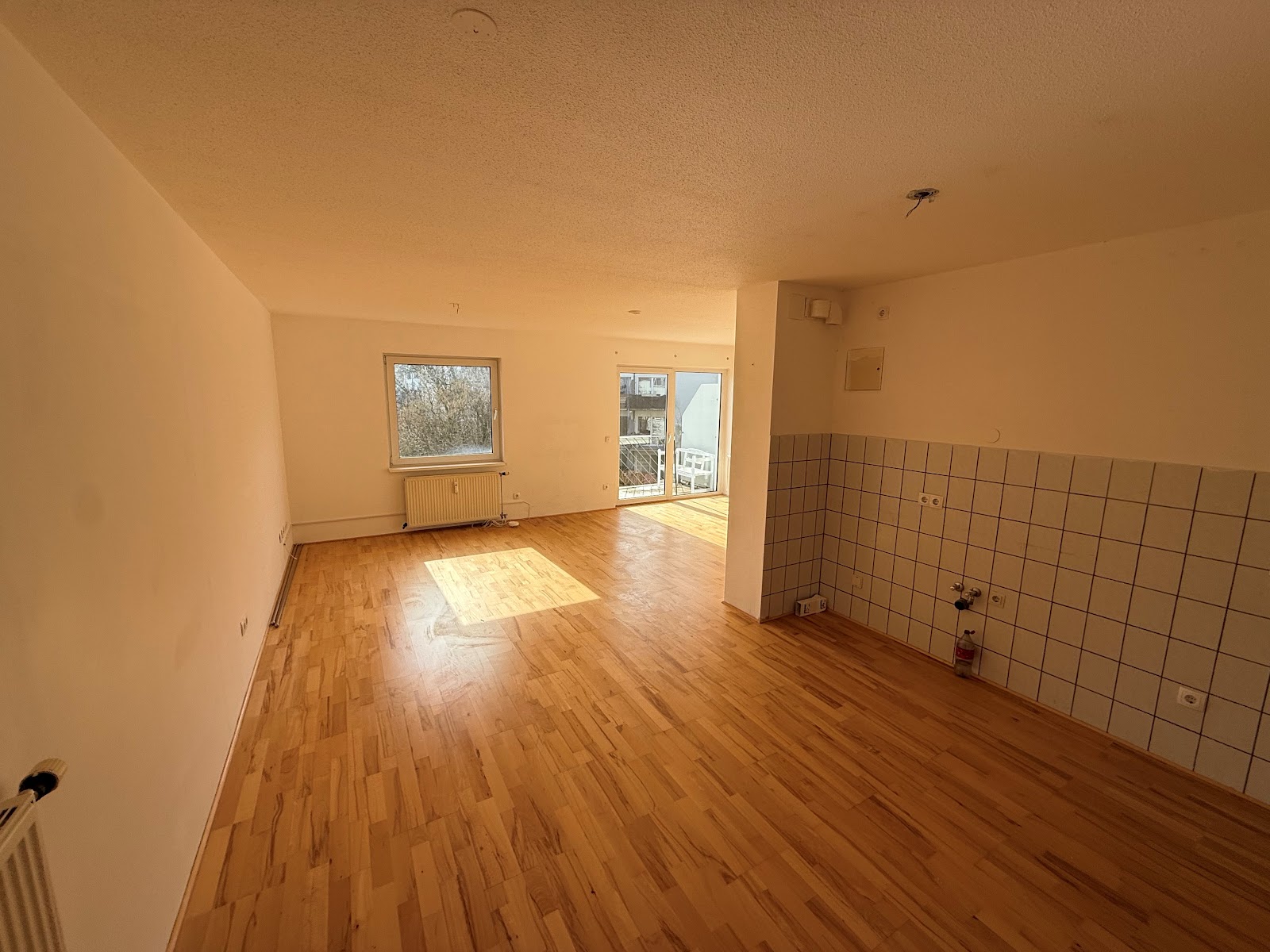 Zentral. Hell. Bezugsfertig mit Einbauküche – 2 Zimmer mit Balkon im Herzen der Stadt – Wolfsburg – Vorschaubild 2